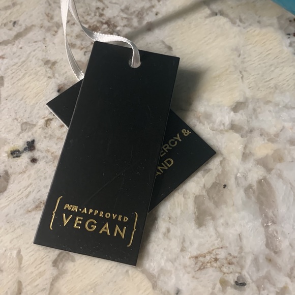 Adorable turquoise patent handbag with 2 compartments divided by zipper section. - Picture 3 of 7